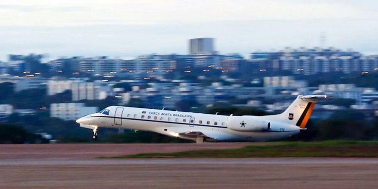 Ministros de Lula usam avião da FAB para esticar fim de semana em casa