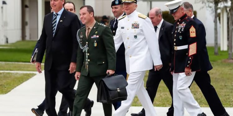 Militares do Exército defendem nomeação do tenente-coronel Cid