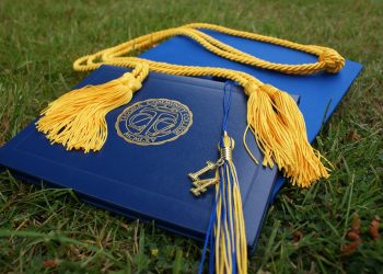 PL propõe o fim do diploma para engenheiro, psicólogo e outras 33 profissões