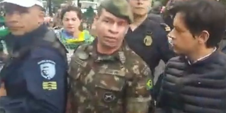 Exército intervém a favor de manifestantes em BH