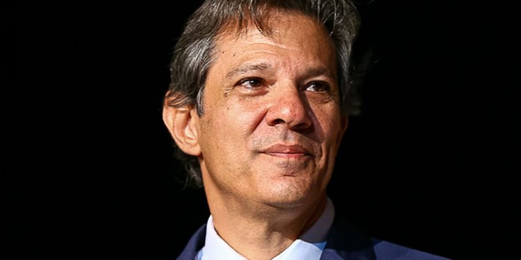 Haddad espera sinal verde de Lula para acabar com isenção de gasolina e álcool