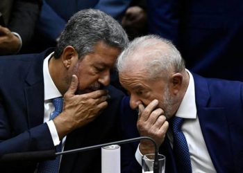 Lira distribui R$ 70 milhões a deputados para obter vitória na Câmara