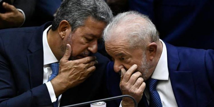 Lira distribui R$ 70 milhões a deputados para obter vitória na Câmara