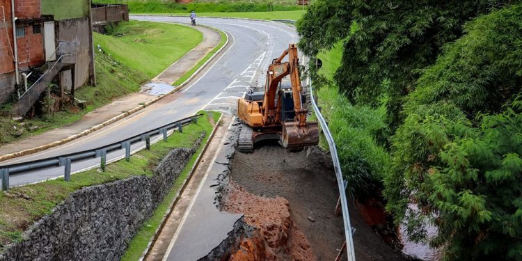 Contorno entre Cidade Nobre e Iguaçu, em Ipatinga, é bloqueado para obras