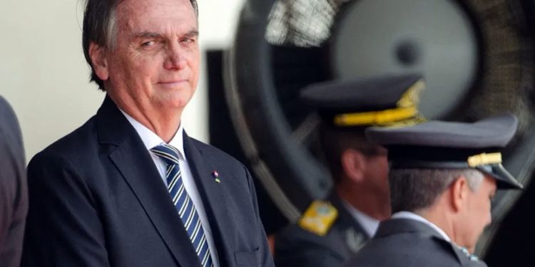 Bolsonaro se manifesta sobre atos no DF e repudia fala de Lula