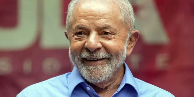 Lula veta R$ 4,2 bilhões para pesquisa e novos cargos em universidades