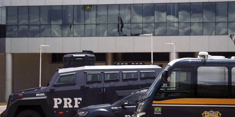 Agentes reclamam por não poder nem tomar água durante escolta de Lula