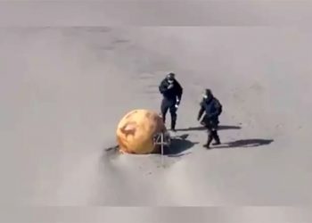 Bola misteriosa com 1,5 metro é encontrada em praia no Japão