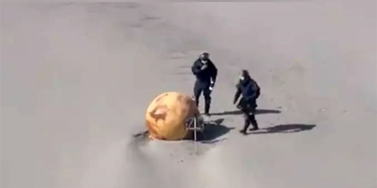 Bola misteriosa com 1,5 metro é encontrada em praia no Japão