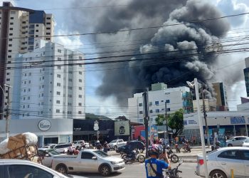 URGENTE: Incêndio de grandes proporções atinge garagem de ônibus em Ipatinga