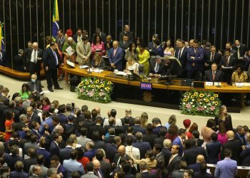 Parlamentares tomam posse na Câmara dos Deputados