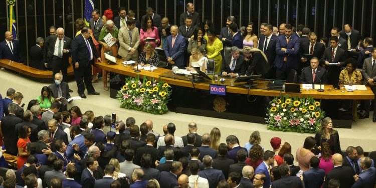Parlamentares tomam posse na Câmara dos Deputados