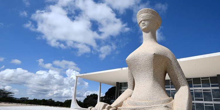 STF permite que Receita cobre tributos do passado com juros e multa