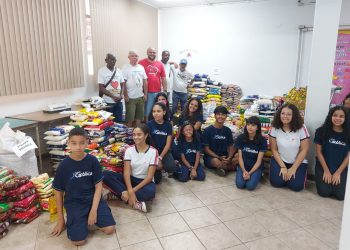 Alunos do Colégio Católica de Timóteo arrecadaram 4,4 toneladas de alimentos