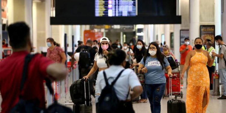 Anvisa derruba obrigatoriedade de máscara em aviões e aeroportos