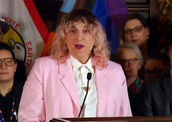 Parlamentar transexual recebe prêmio de mulher do ano