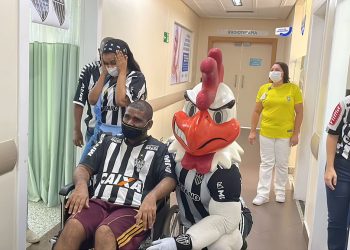 Visita do mascote Galo Doido causa emoção em paciente com câncer em hospital de Ipatinga