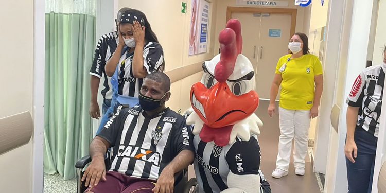 Visita do mascote Galo Doido causa emoção em paciente com câncer em hospital de Ipatinga