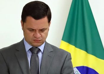 Eduardo Bolsonaro diz que Anderson Torres tentou suicídio na prisão