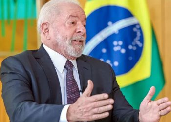 “Se tem uma profissão honesta, é a do político”, diz Lula