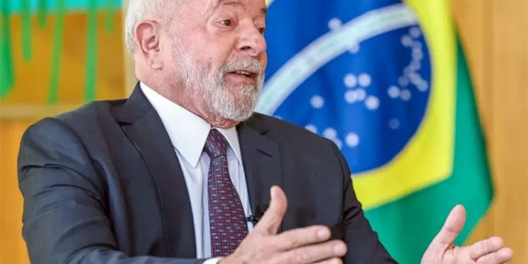 “Se tem uma profissão honesta, é a do político”, diz Lula