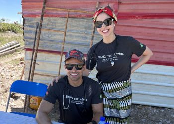 Casal mineiro leva saúde e solidariedade para crianças africanas