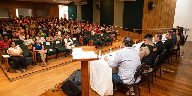Ipatinga debate segurança nas escolas em seminário