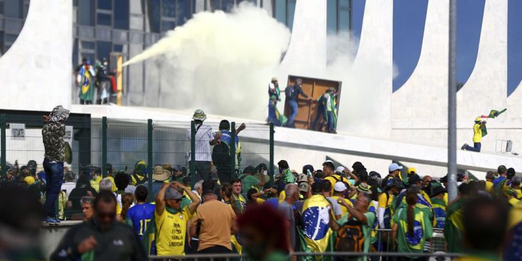 BOMBA: Filiados a partidos de esquerda estavam no 8 de janeiro