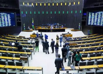 Oposição reage a Moraes e apresenta projeto para criar o crime de censura