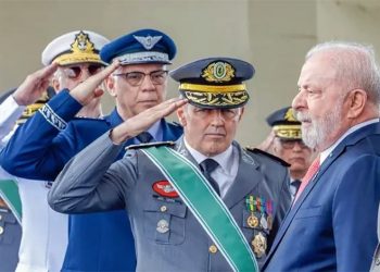 Comandos militares terão foto de comandantes batendo continência a Lula