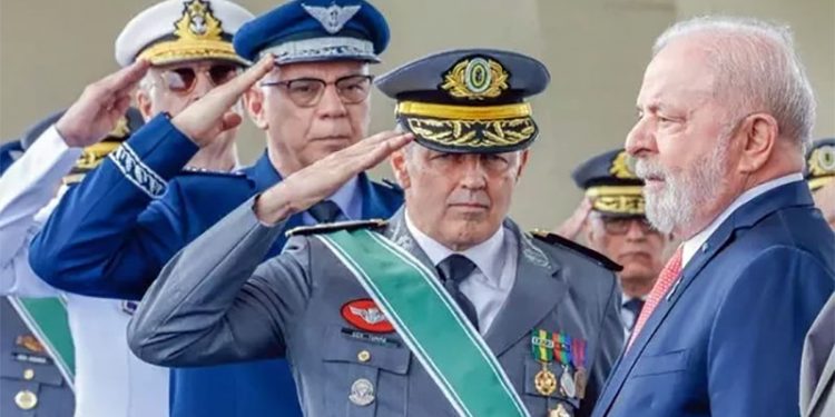 Comandos militares terão foto de comandantes batendo continência a Lula