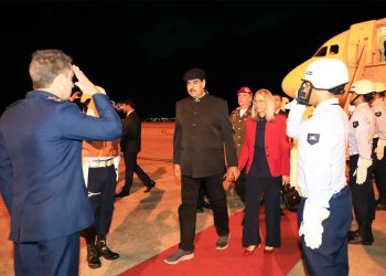 Militares batem continência a Maduro e são criticados nas redes sociais