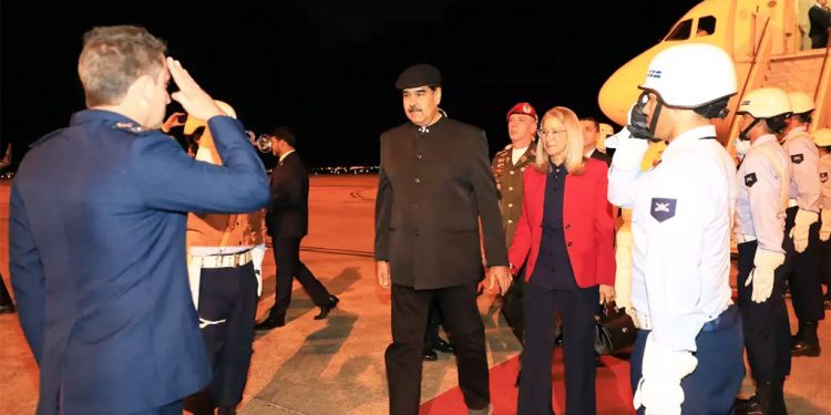 Militares batem continência a Maduro e são criticados nas redes sociais