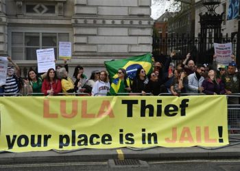 Lula é recebido com protestos em Londres