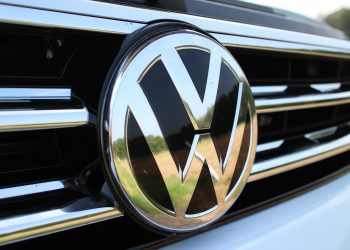 Volkswagen reduz produção a um turno em duas fábricas