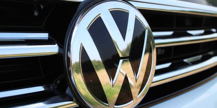 Volkswagen reduz produção a um turno em duas fábricas