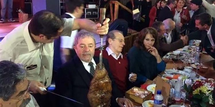 Lula reclama do cardápio em refeições oficiais