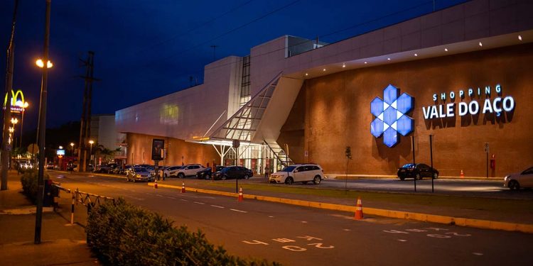Arquibancada de circo desaba e faz vítimas no Shopping Vale do Aço