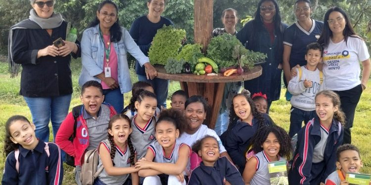 Alunos da rede municipal de Timóteo visitam as hortas da Agrifat