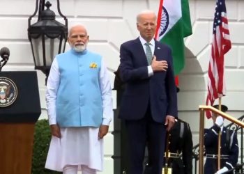 Biden comete nova gafe e leva mão ao peito e depois retira durante hino indiano