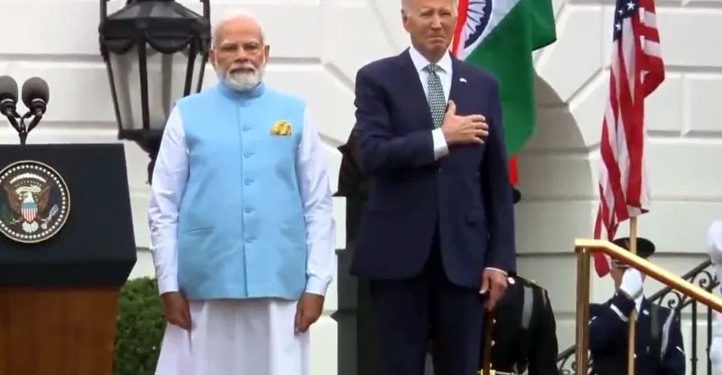 Biden comete nova gafe e leva mão ao peito e depois retira durante hino indiano