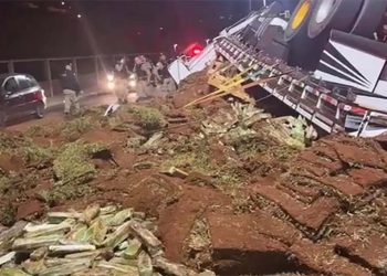 Caminhão tomba com 1t de maconha em frente à PM