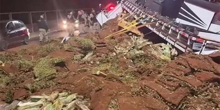 Caminhão tomba com 1t de maconha em frente à PM