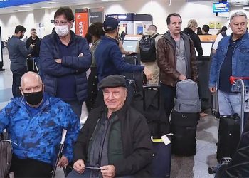 Avião com equipe de Roberto Carlos bate em pássaro e precisa retornar a aeroporto