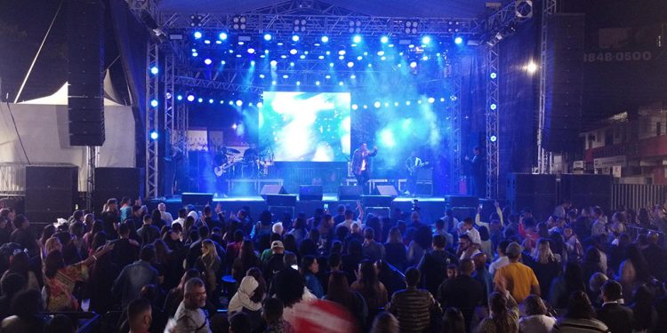 Evangélicos lotam Praça do Coreto na primeira noite da Expo Inox, em Timóteo