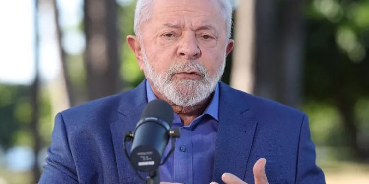Lula ignora promessa e usa live oficial para ataques