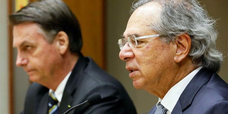 Guedes reencontra Jair Bolsonaro e critica governo Lula