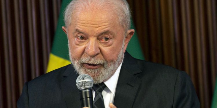 Lula volta a defender moeda comum e crédito para exportações do Brasil para Argentina
