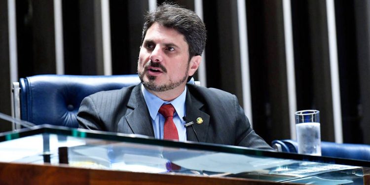Marcos Do Val pede licença do cargo de senador