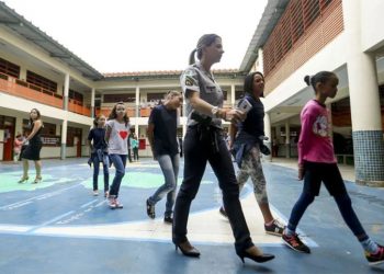 Governo Lula encerra escolas cívico-militares criadas por Bolsonaro